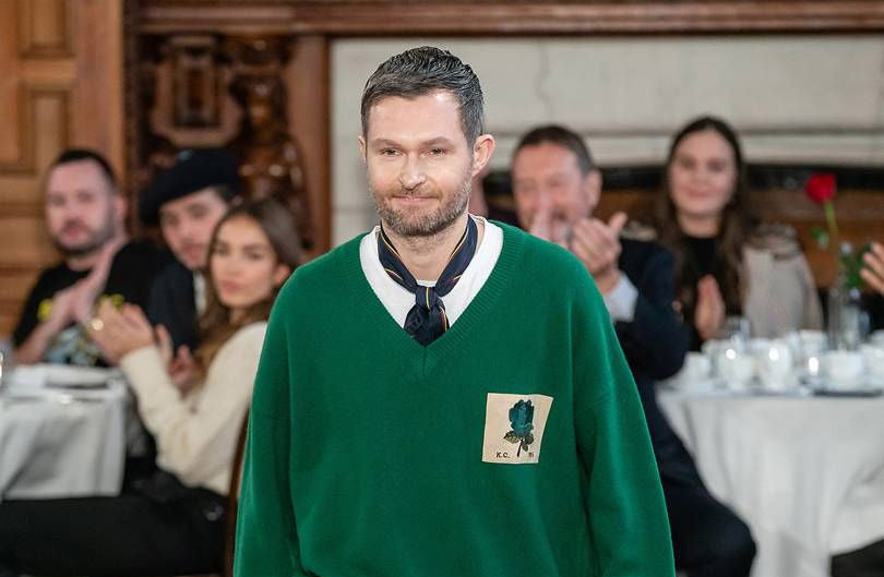 Kent & Curwen Fall 2019 menswear fashion show wearing laid-back and preppy scarf styling.