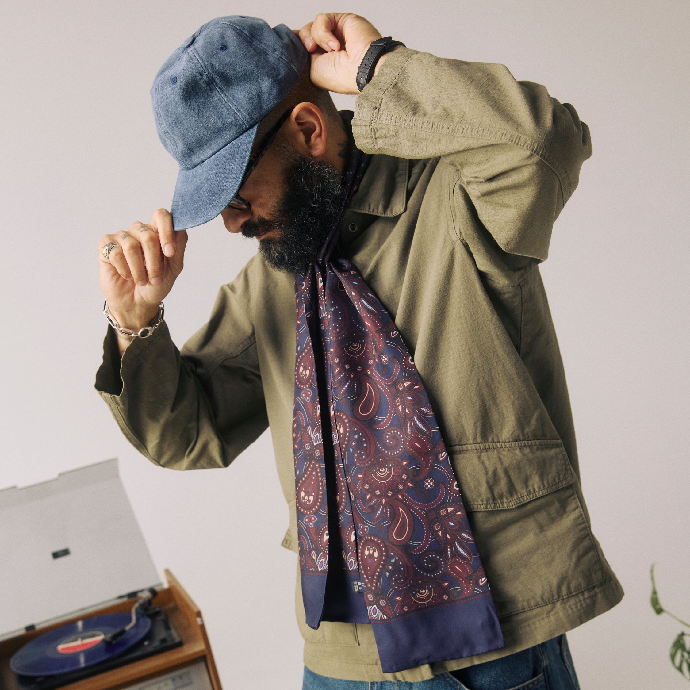 ソーホー スカーフ - メンズ シルク スカーフ & ポケット スクエア