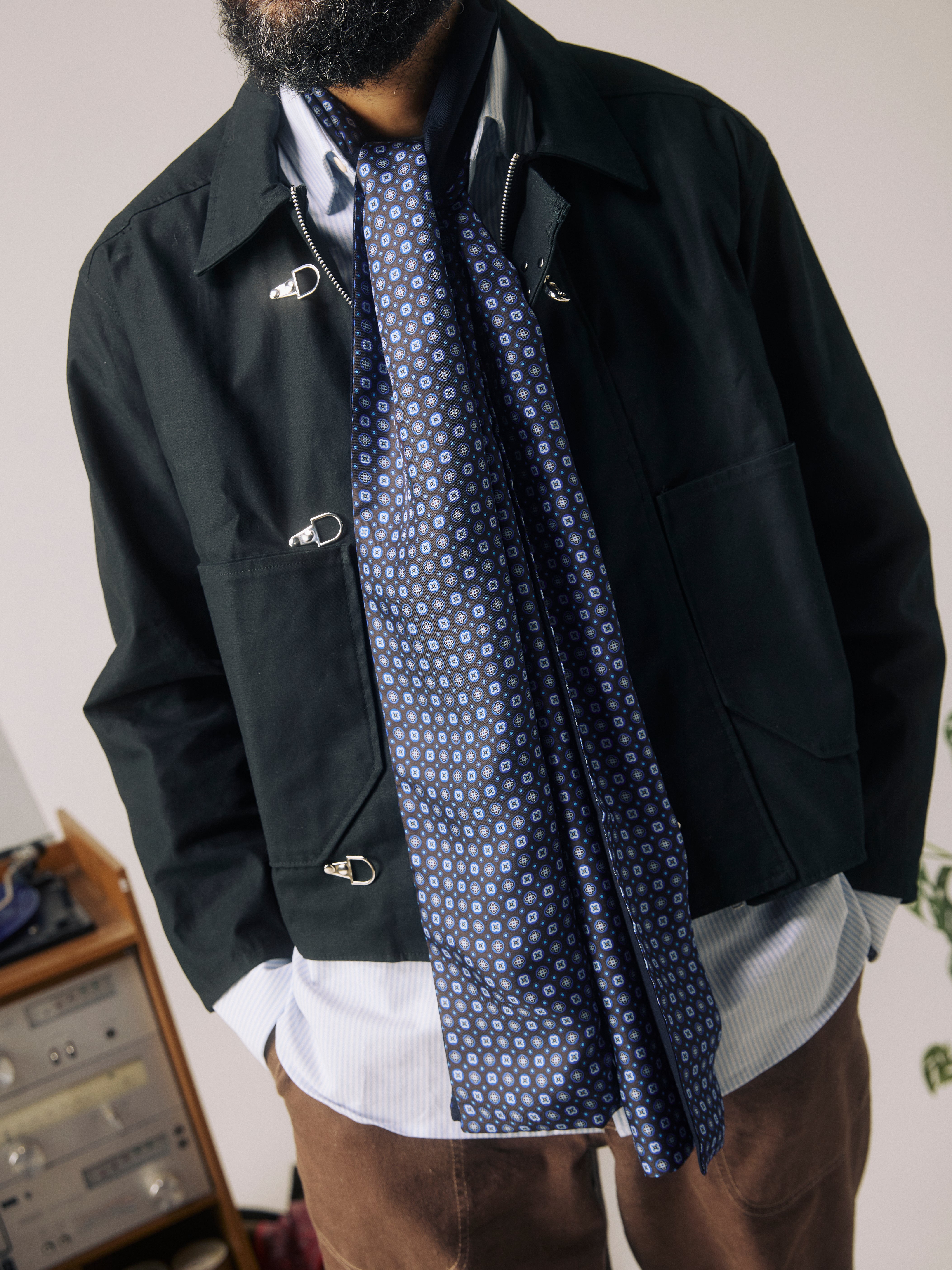 ダークブルーの花柄＆幾何学模様のシルクスカーフ | Soho Scarves